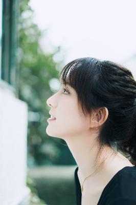 小保姆在厨房做饭